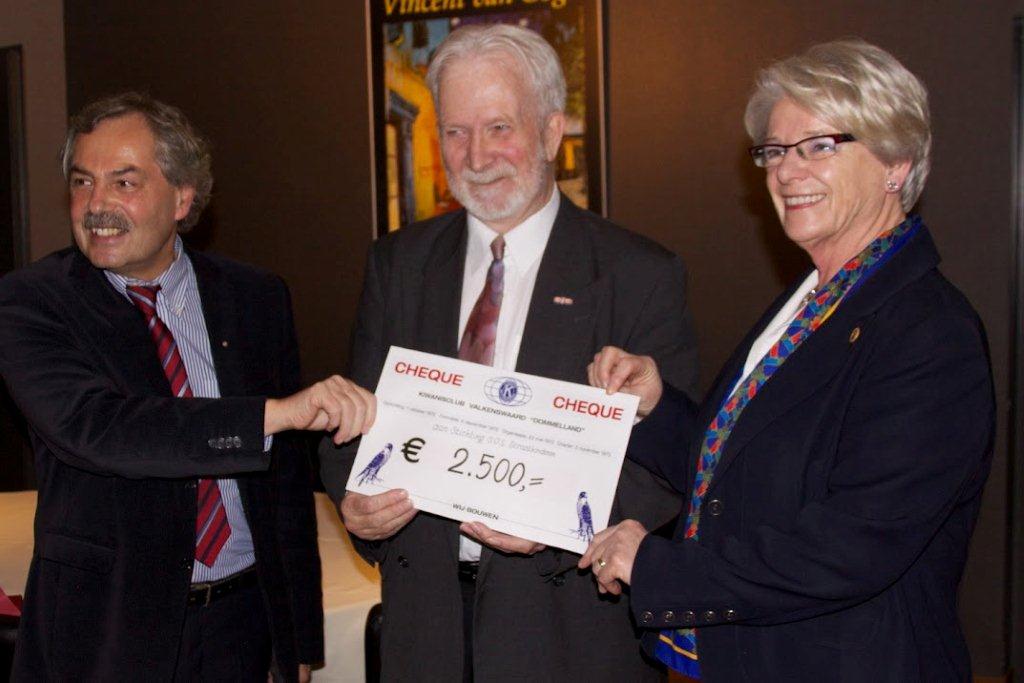 overhandiging cheque SOS Straatkinderen